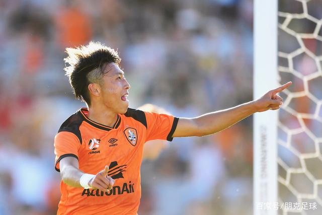 周琦扭伤膝盖痛苦倒地 被担架抬出球场