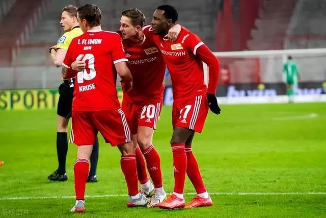 字母32+14+9特雷杨35+10 雄鹿险胜老鹰进决赛